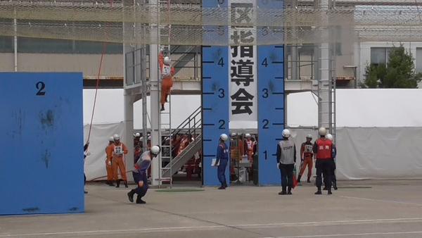 隊員1名がはしごを登っている写真