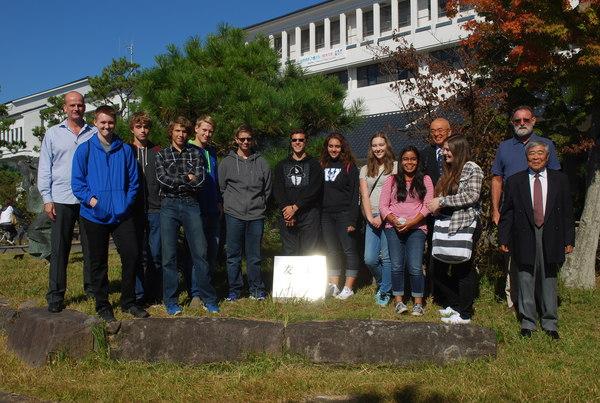 短期留学生訪問団のみなさんと笑顔の市長が庭にて集合写真