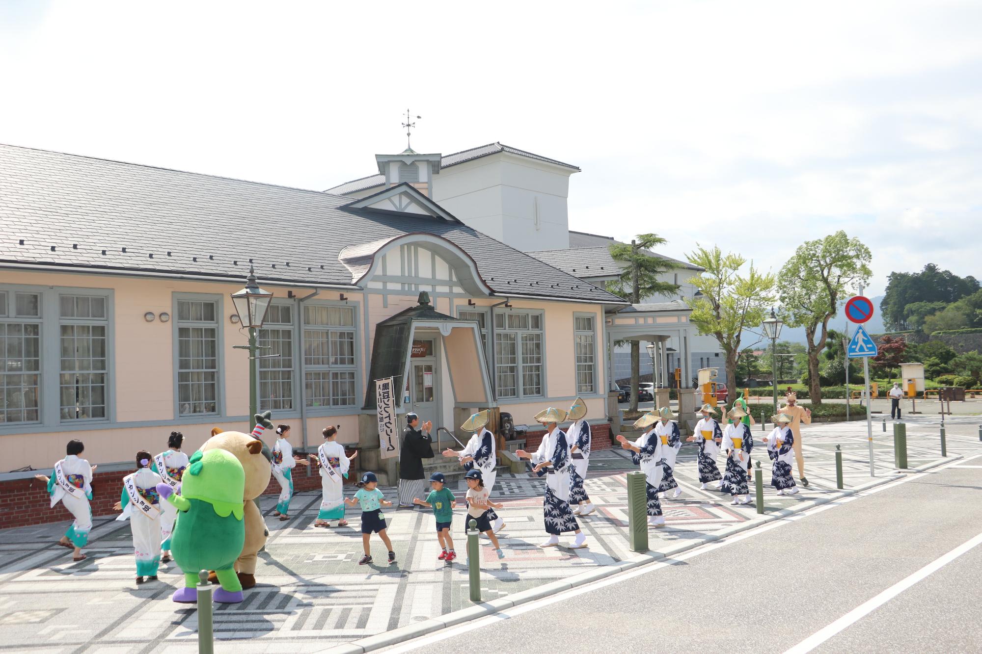 大正ロマン館前でデカンショを踊る市長、観光大使、まるいの、まめりん、篠山幼稚園、デカンショ節保存会の皆さん