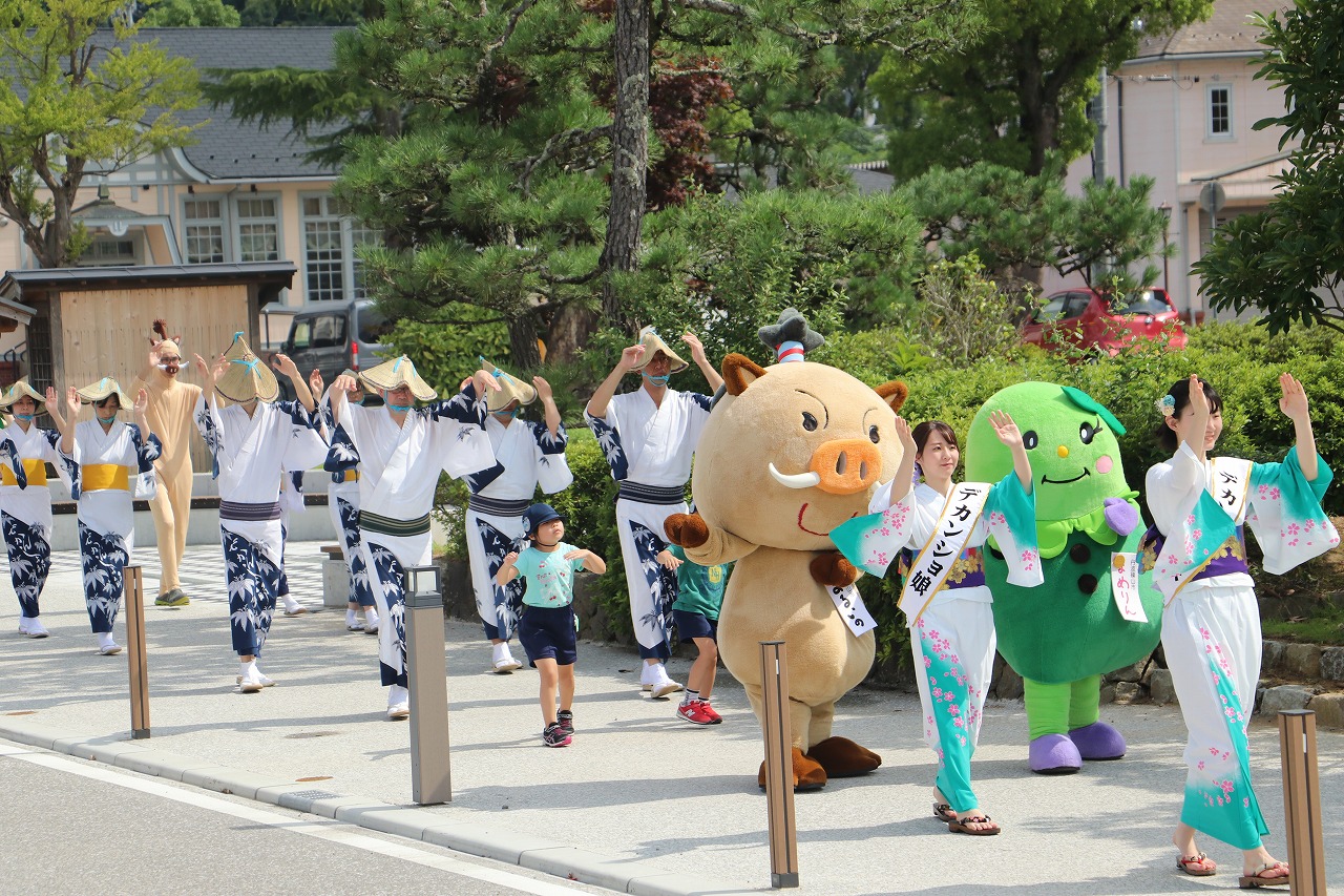 大手通でデカンショを踊る観光大使、篠山幼稚園、まるいの、まめりん、デカンショ節保存会の皆さん