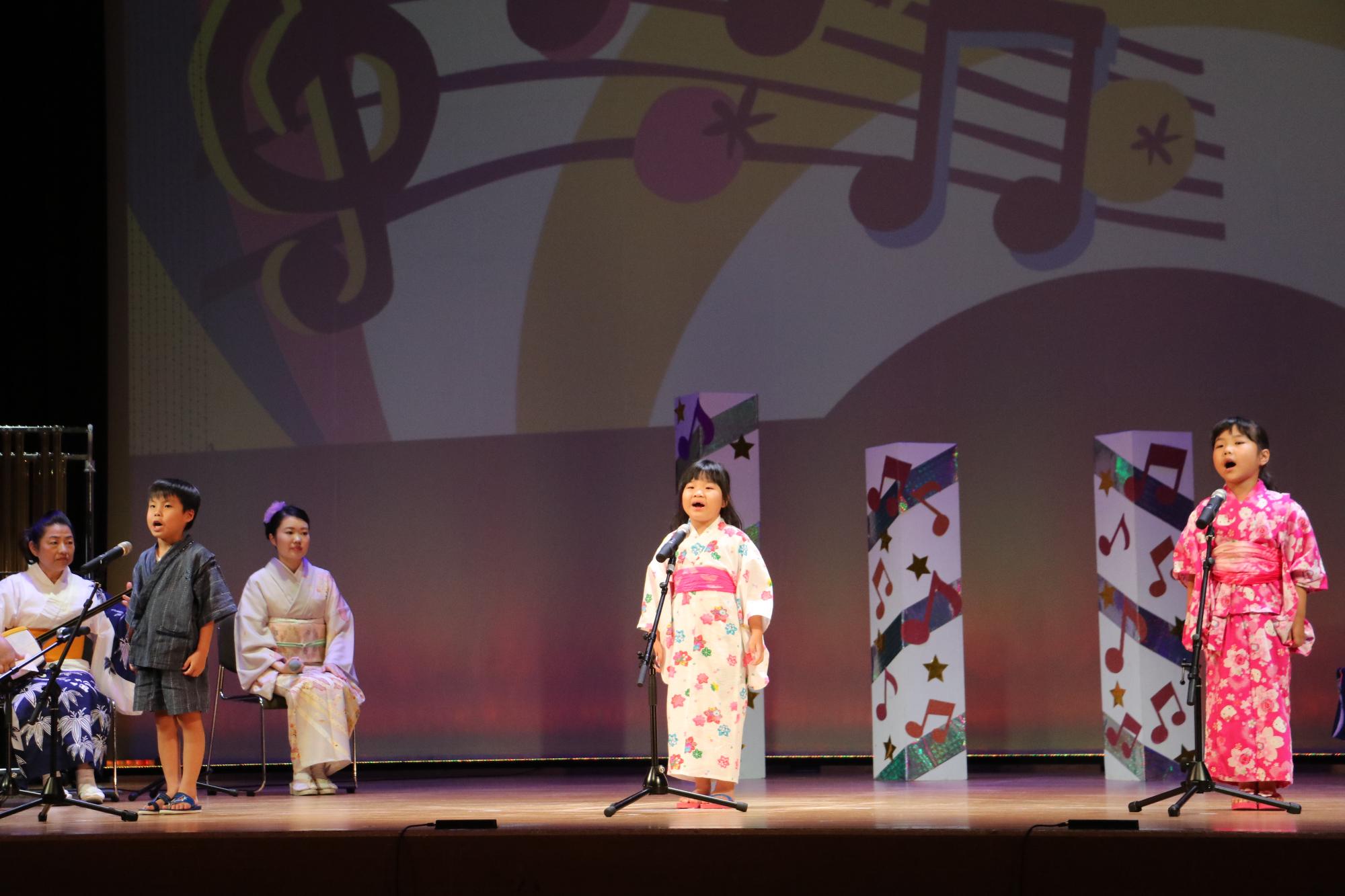 デカンショのど自慢で歌う篠山幼稚園の3人のこども