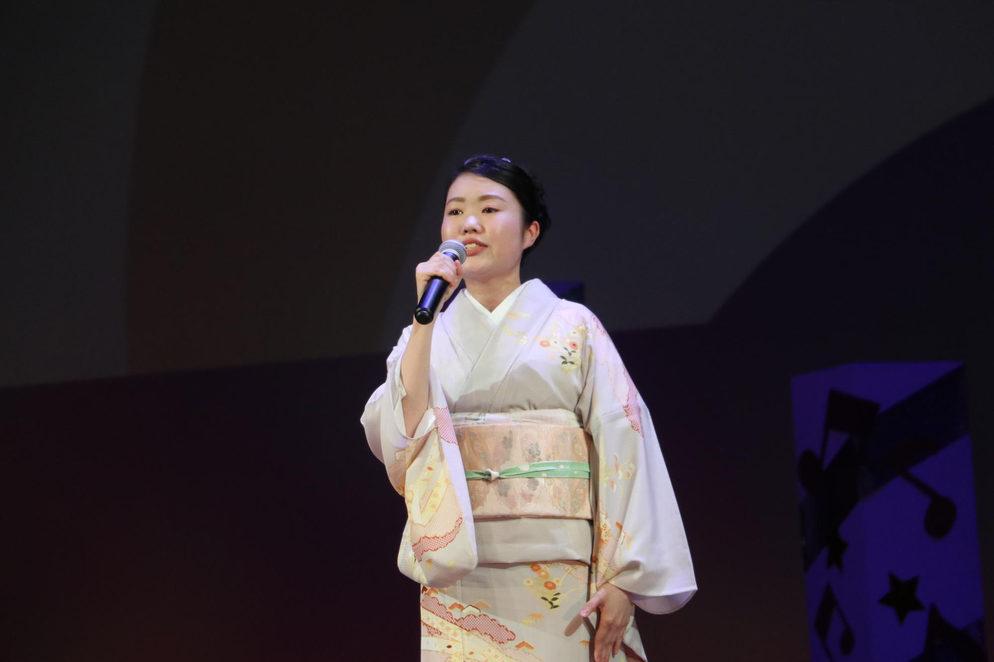 デカンショのど自慢で歌うチャンピオン