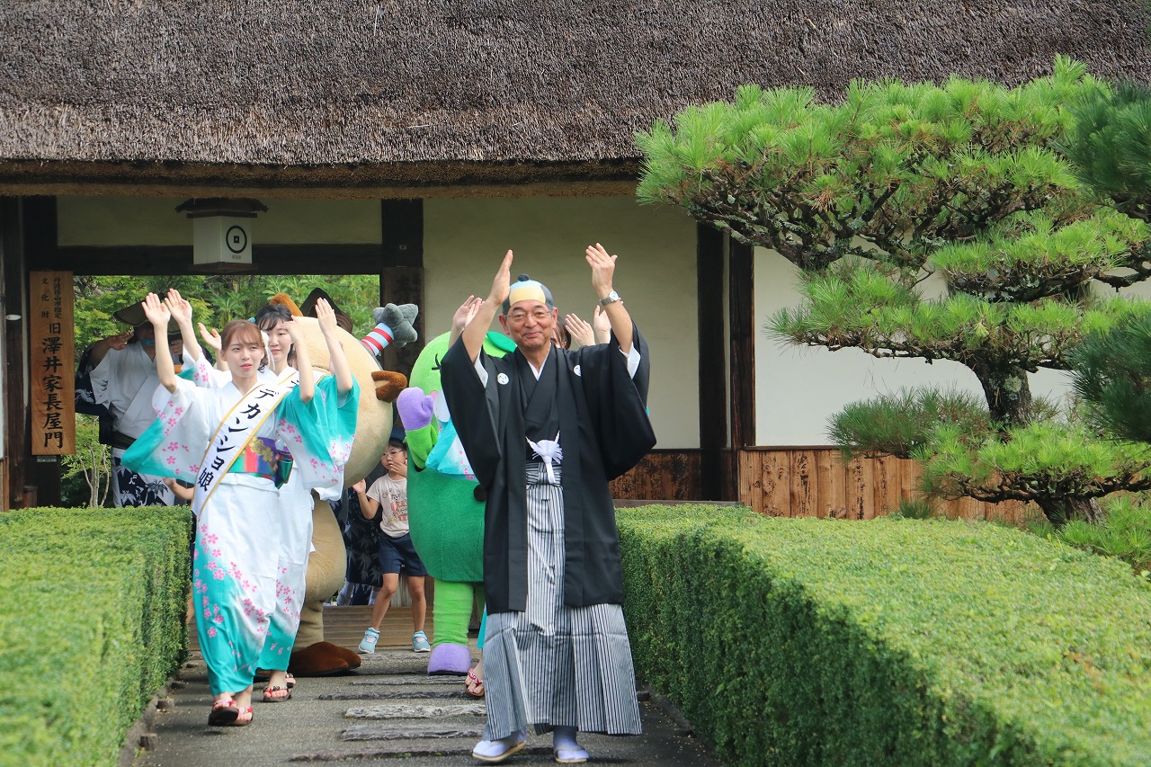 青山歴史村でデカンショを踊る市長、観光大使、まるいの、まめりん