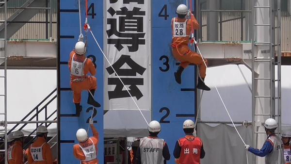 隊員2名でロープ応用登はんを実践している写真