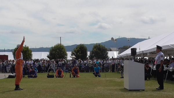 救急隊員が大会本部に向かい選手宣誓をしている写真