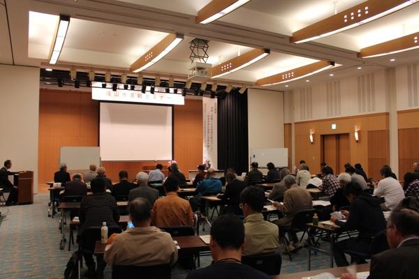 前方にはスクリーンがあり、セミナー参加者が座っている会場の後ろから見た写真