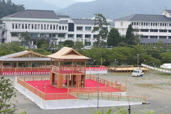 三の丸広場に、ヤグラ総踊りの舞台となる木造ヤグラが、組み上げられている写真