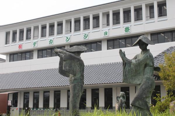 市役所前の銅像と、市役所の壁に「祝 デカンショ祭」と貼られてある写真