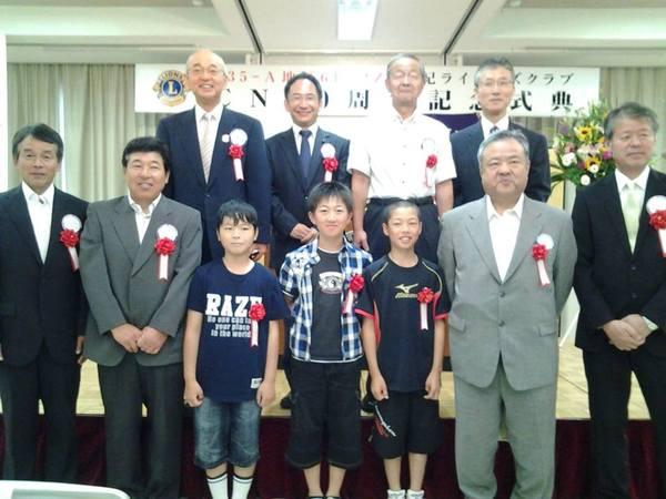 前列真ん中に塚本くん、向井くん、細見くんが立っていてその両脇にライオンズクラブの男性と校長先生が立っており、その後ろに酒井市長とライオンズクラブの男性が立っている写真