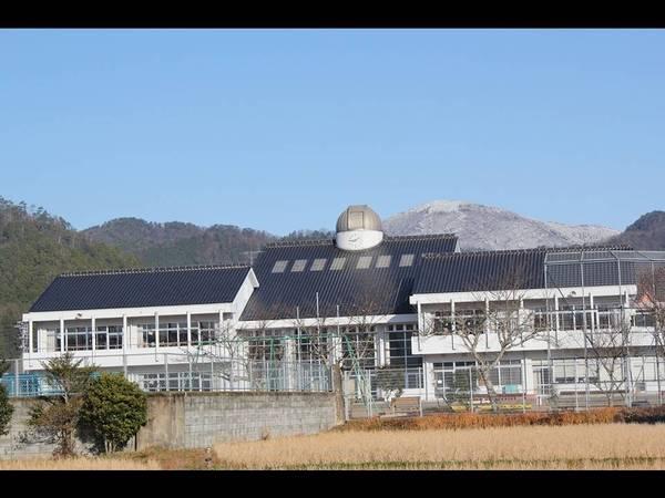 グランドから見た、城北畑小学校外観写真