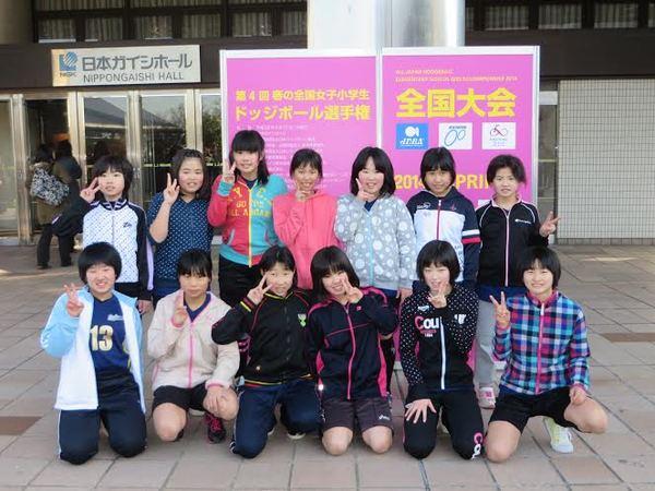 篠山ドッジボールクラブの子供達がピースサインをして写っている写真