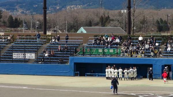 ベンチの前で選手たちが集まって話をしている写真 拡大画像