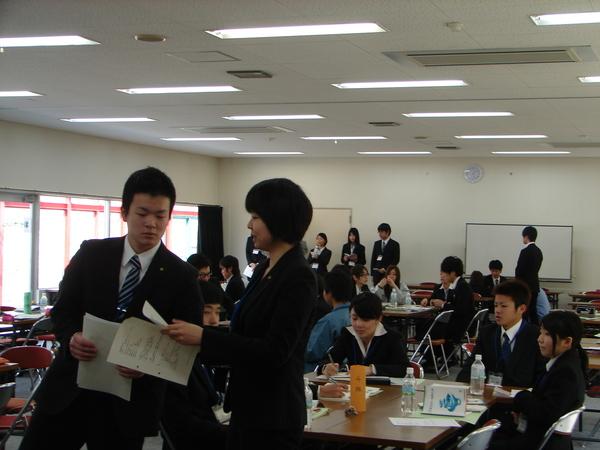 机がグループごとに並べられ、グループで話し合いが行われている様子