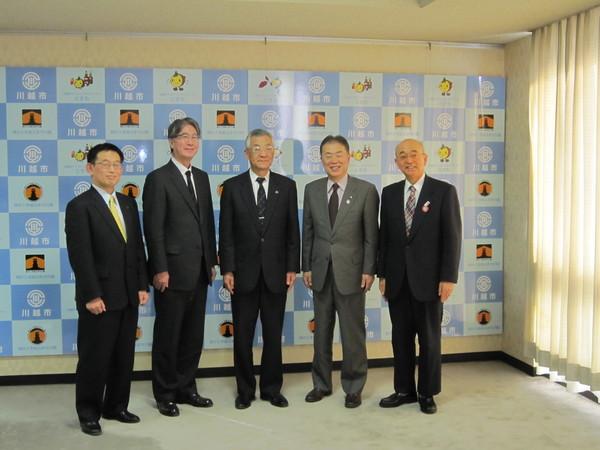市長と4名の男性と一緒に笑顔で記念写真