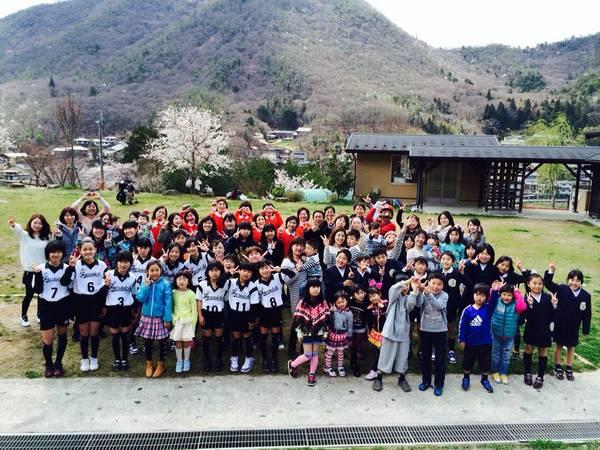 丹波伝統工芸公園立杭陶の郷に集まった人達が集まりみんなで山をバックに集合写真