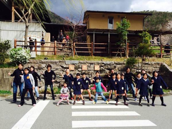 丹波伝統工芸公園立杭陶の郷の駐車場らしき場所で制服姿の子供達と小さな子供や大人も一緒に踊っている写真