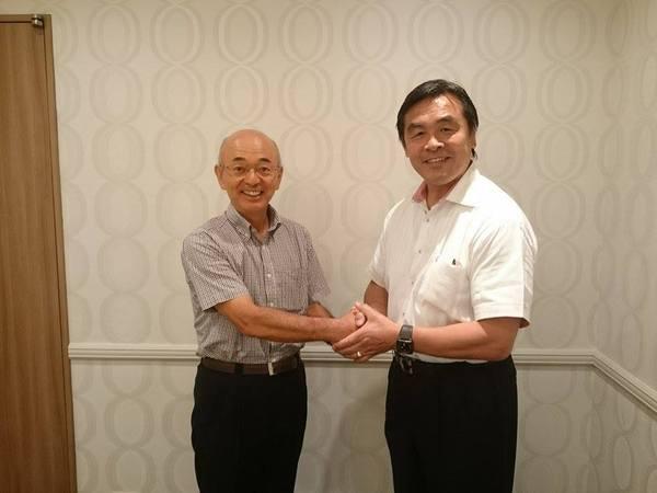 文部科学大臣 馳 浩（はせ ひろし）さんと市長が握手してる写真