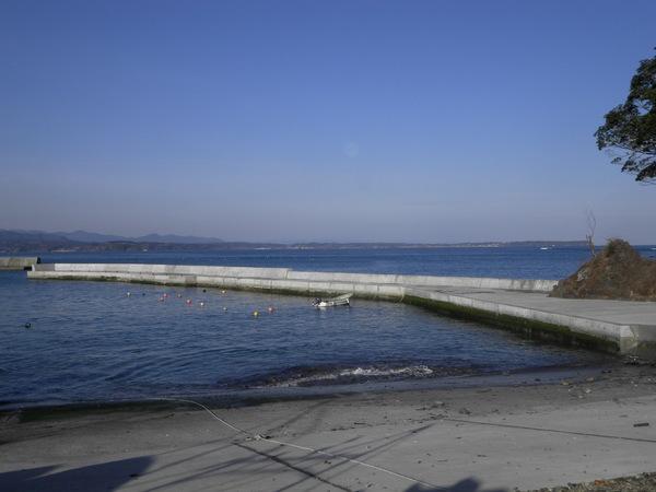 復旧された後の海の入江から防波堤の写真