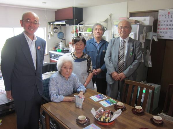 リビングにて長寿祝いの岸本まさゑさん(101歳)が市長らと一緒に写っている写真