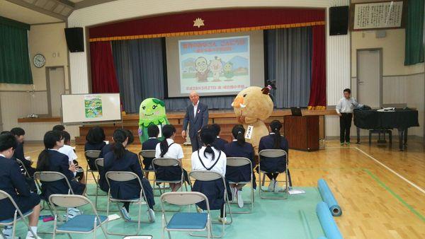 イメージキャラクターと市長が前で授業をして、生徒が聞いている写真