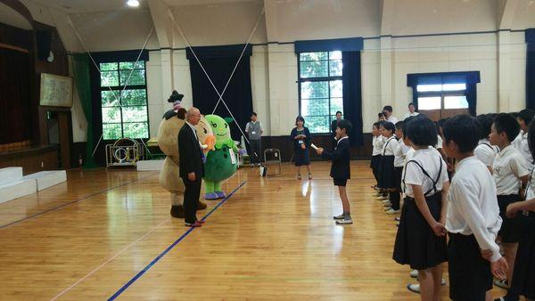 前に並ぶ市長とまるいのとまめりんに篠山小学校の代表生徒が話しをしている写真