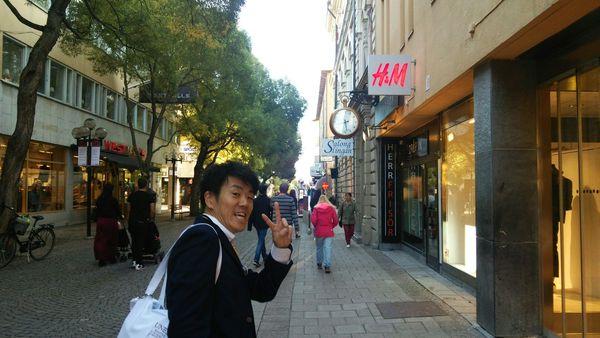 ユネスコの町を見学、男性がピースしている写真