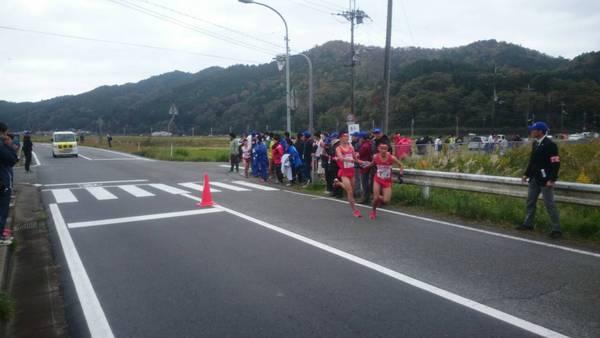 5区森岡 駿太君から6区楠田 貴幸君へのたすきが渡されている写真