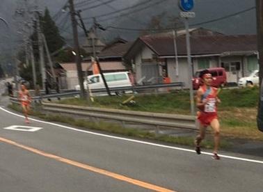 後ろにいる選手との距離を伸ばし、力走している藤原 樹君の写真