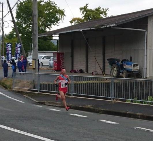 楠田 貴幸君が、必死に力走している写真