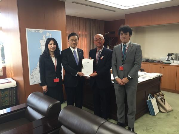 市長と末松信介さん、小山係長、道路局長さんの4人で並び要望書を大臣ともった記念写真