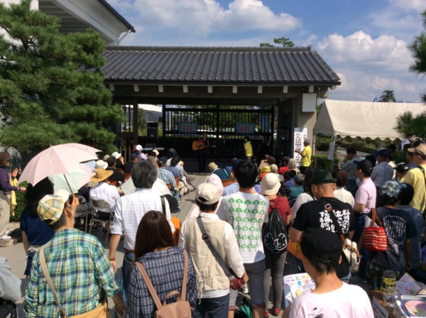 大きな門の前にたくさんの人が集まっている写真