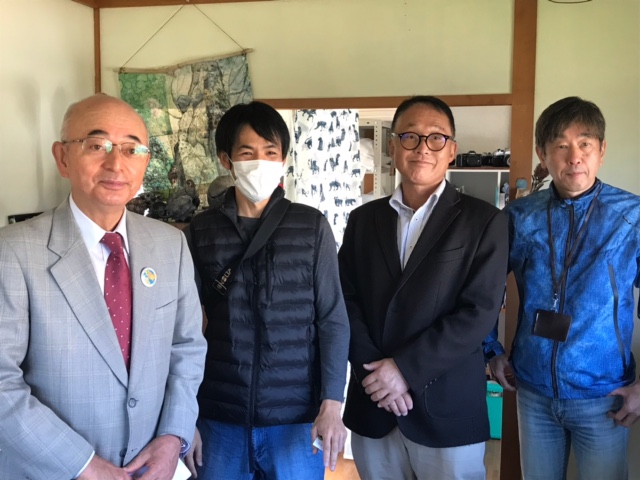 工房内で市長、職人さんたちが記念撮影