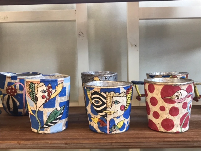 カラフルな植物が描かれた作品が並んでいる