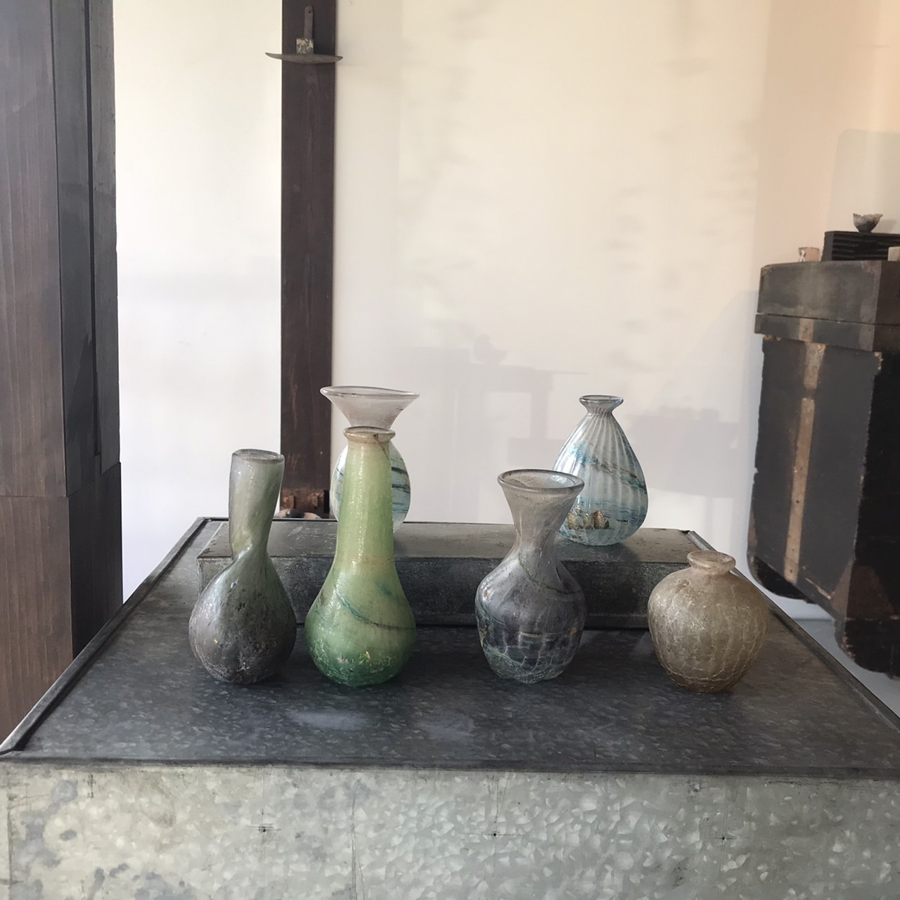 淡い色の一輪挿しが6点飾られている