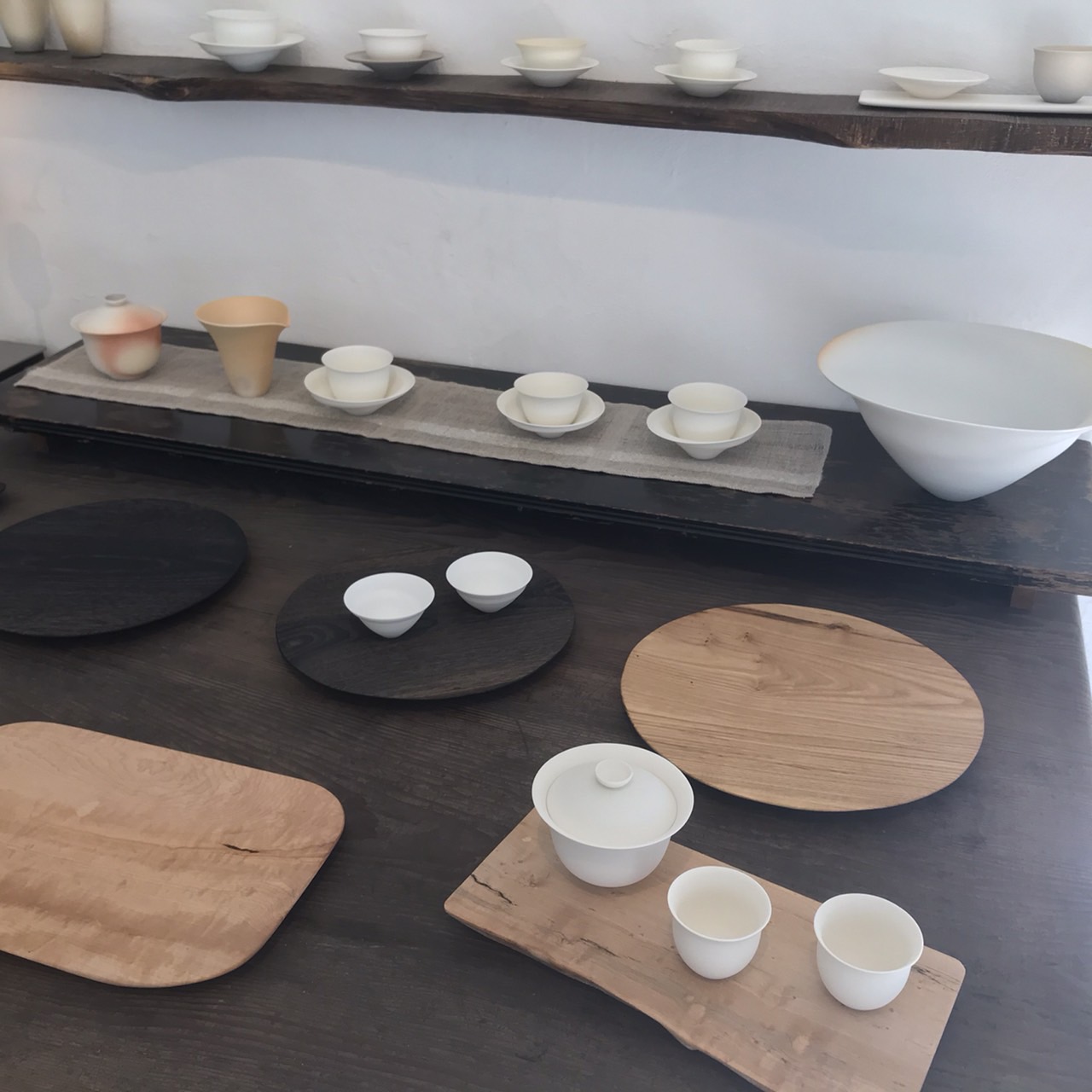 白い器が並んでいる