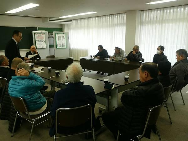 西紀北のしゃくなげ会館にて、数名が参加していて、男性が立って話をされていている写真