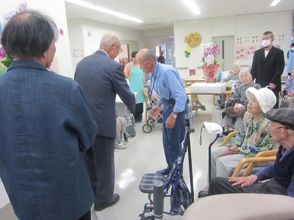 藤本きよ子さん(101歳)が市長より長寿祝いの記念品を贈呈されている写真