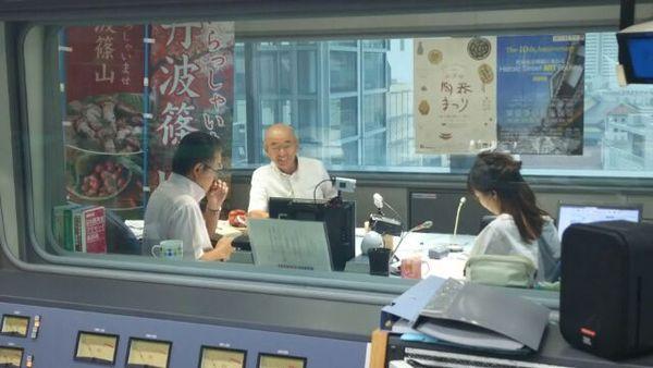 ラジオ局のブースの中で市長とラジオパーソナリティの方が話をしている写真