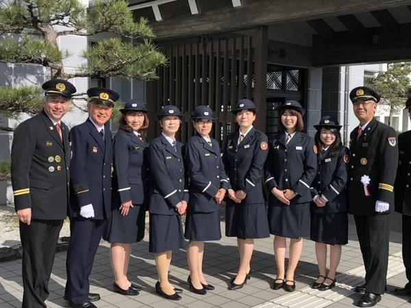 制服姿の女性消防団員6名が市長らと一緒に記念撮影している写真
