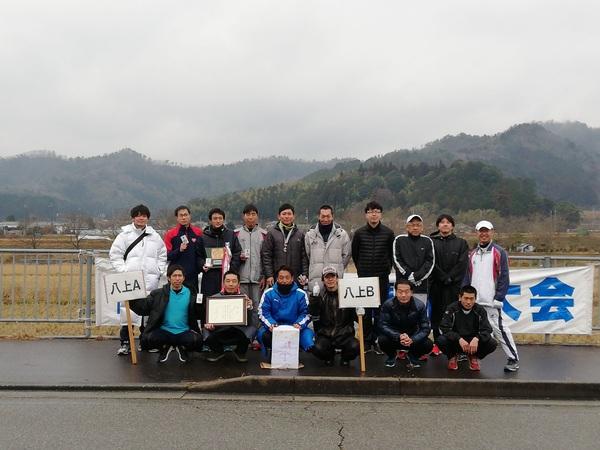 八上Bと八上Aのプラカードを持った、男性ランナーの集合写真