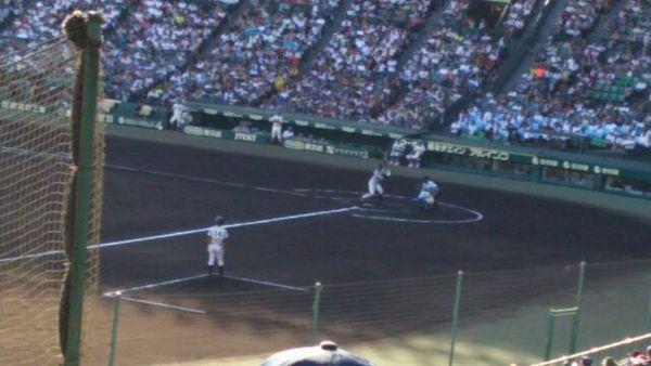 バッター中森投手がバッターボックスに立ち、ボールを打とうと構えている様子を遠方の観客席がら写している写真