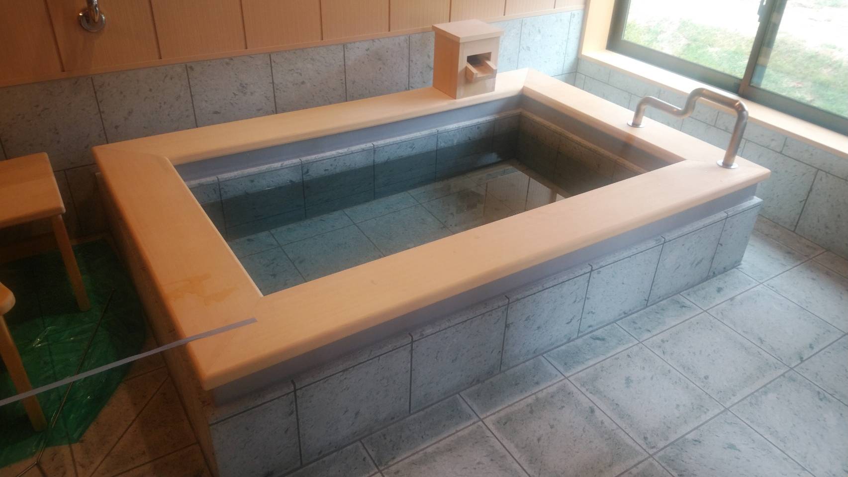 施設内のお風呂、窓から景色が見える