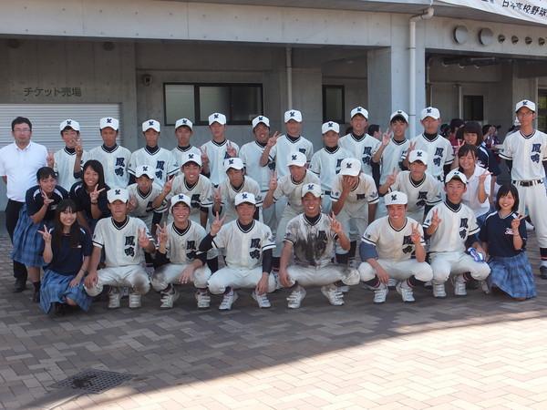 篠山鳳鳴高校軟式野球部の子供たちがピースサインをして写っている集合写真