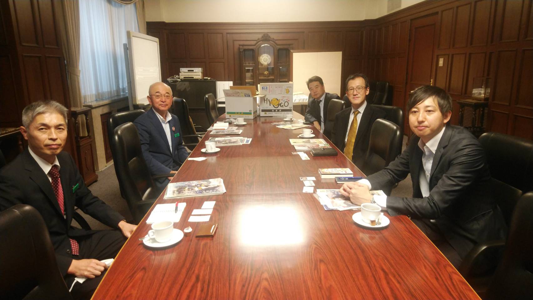 講談社で編集者の方とお話しする市長と政策官