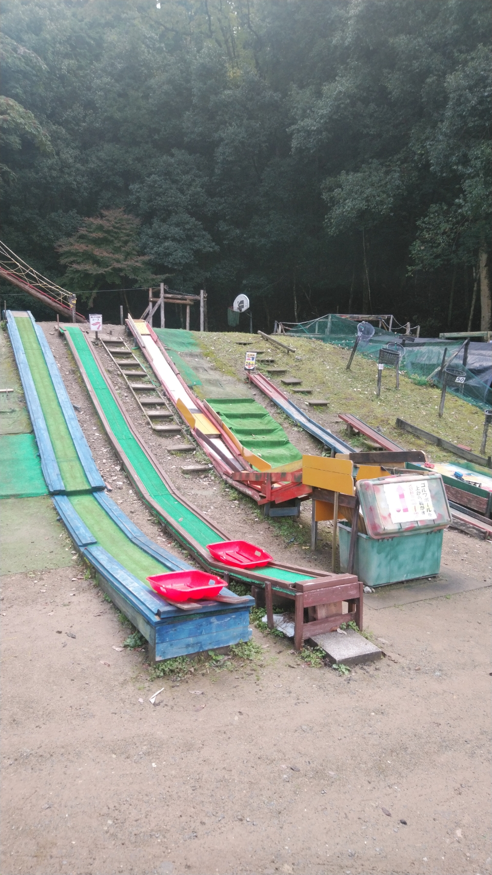 山の斜面を利用した2つの長い滑り台