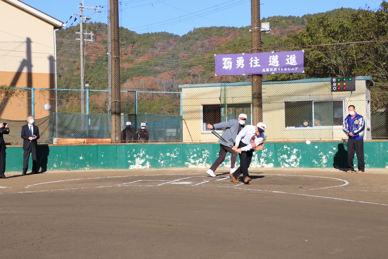 それたボールを何とか打った市長