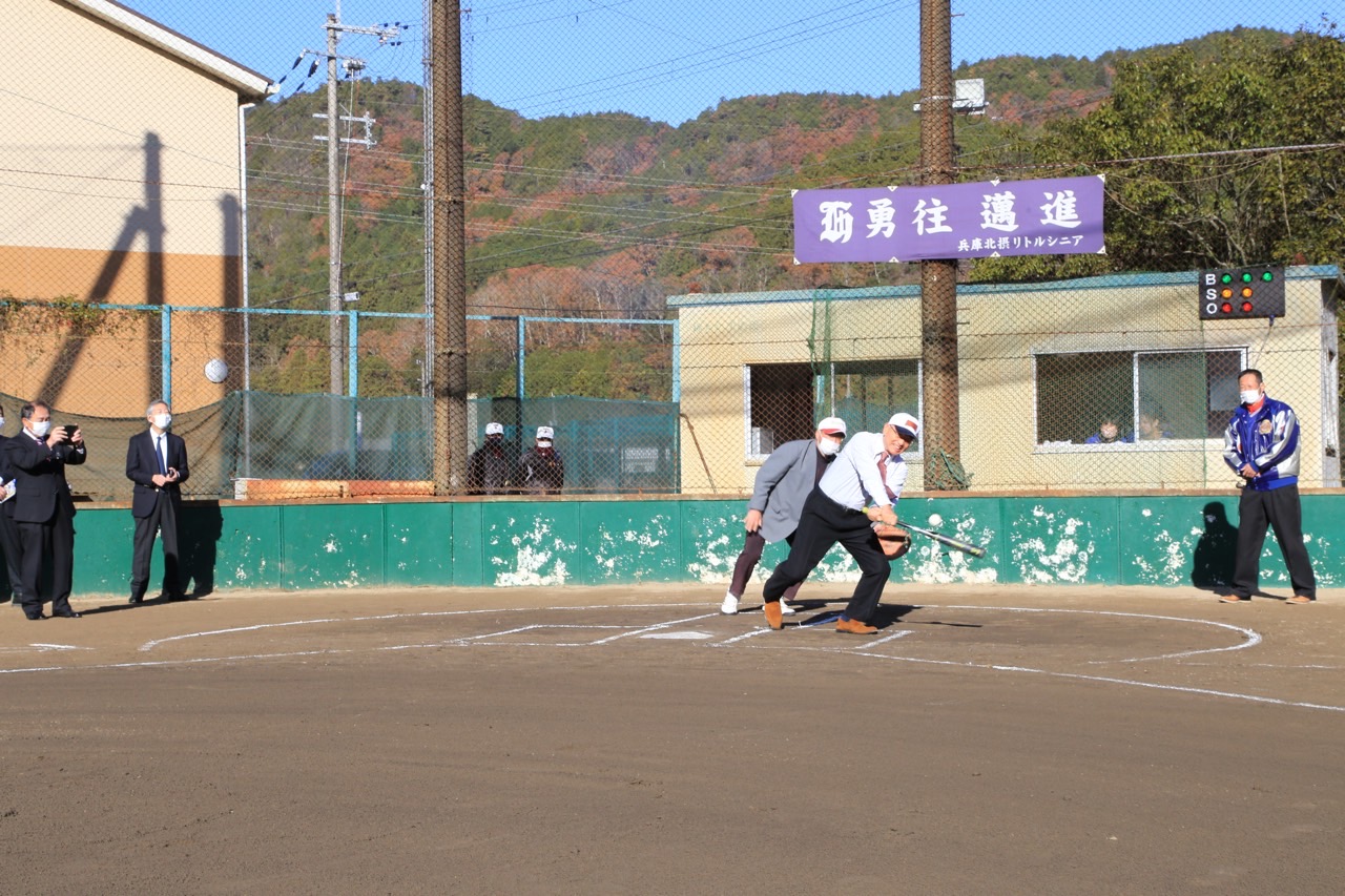 それたボールをなんとか打とうとしている市長