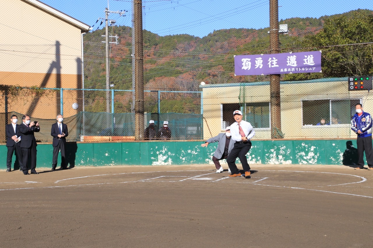 教育長が投げたボールが左にそれてバッターボックスの市長がびっくりしている