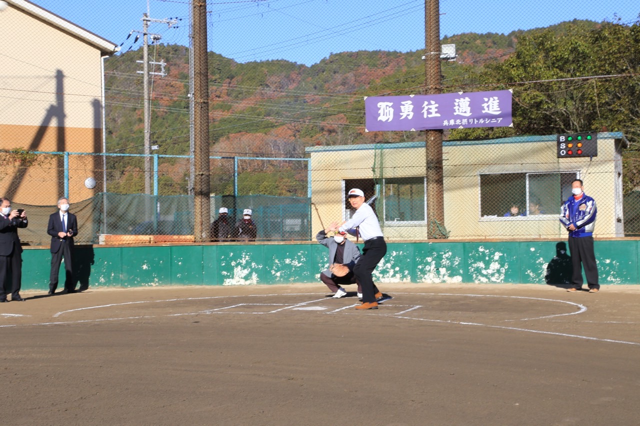 市長がバッターボックスでかまえている