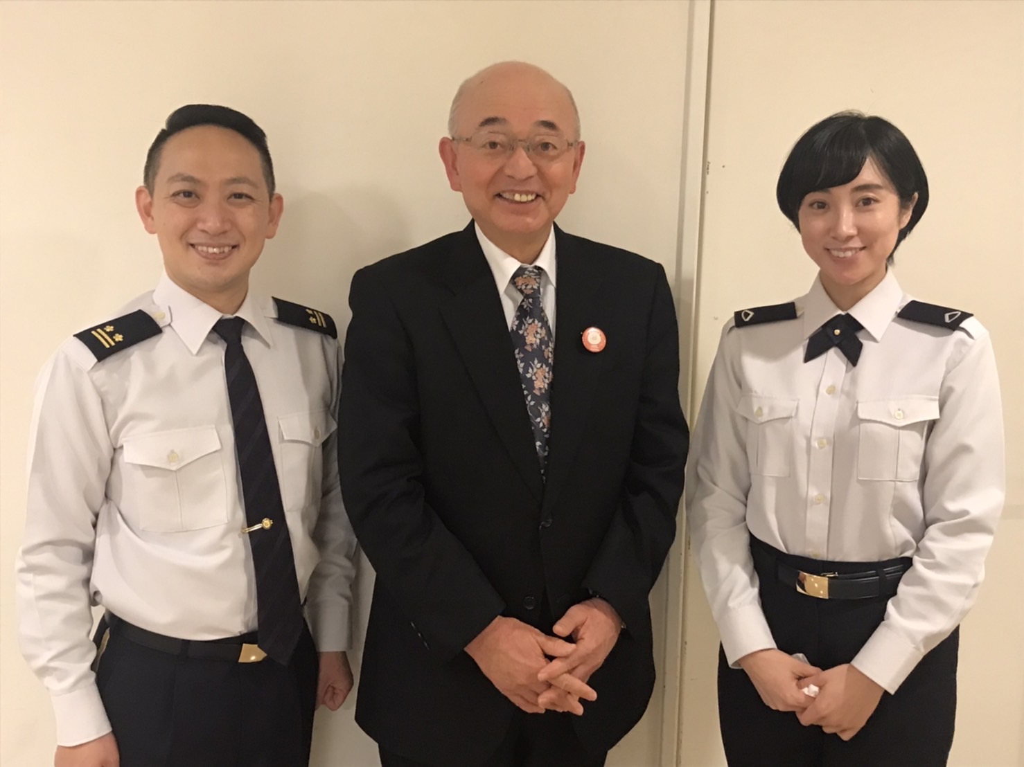 市長と陸上自衛隊音楽隊の方との記念撮影